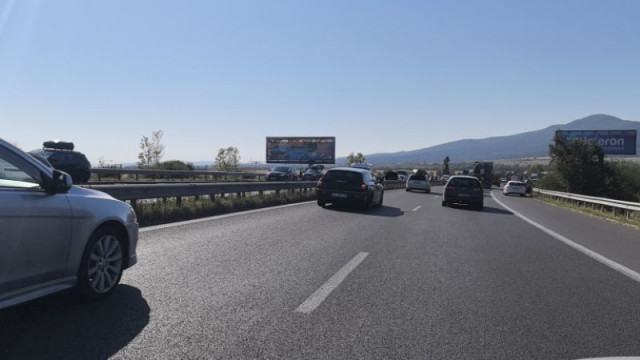 Два автомобила се озоваха в нива след катастрофа на АМ Тракия